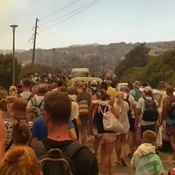 Φωτιά στη Ρόδο: Συγκλονιστικό βίντεο με εκατοντάδες κόσμου να εκκενώνουν το Κιοτάρι με τα πόδια