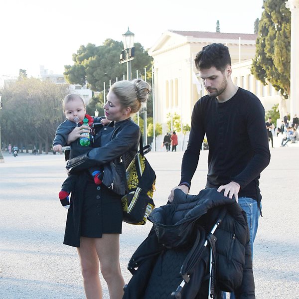Μικαέλα Φωτιάδη - Γιάννης Μπορμπόκης: Βόλτα στο κέντρο της Αθήνας με τον 10 μηνών γιο τους