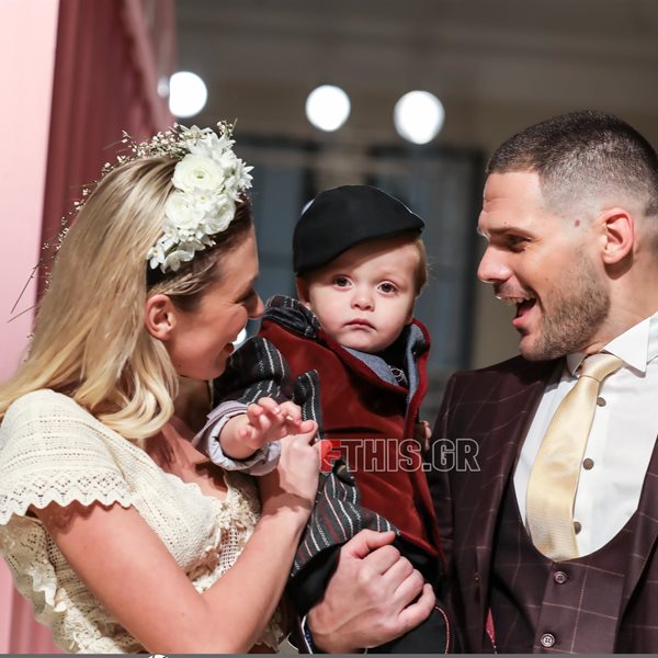 Μικαέλα Φωτιάδη: Περπάτησε στην πασαρέλα ντυμένη νύφη μαζί με τον Γιάννη Μπορμπόκη και τον γιο τους