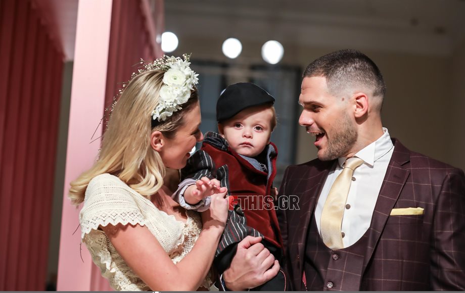 Μικαέλα Φωτιάδη: Περπάτησε στην πασαρέλα ντυμένη νύφη μαζί με τον Γιάννη Μπορμπόκη και τον γιο τους