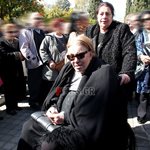 Μαίρη Χρονοπούλου: Συντετριμμένη στην κηδεία του Φαίδωνα Γεωργίτση