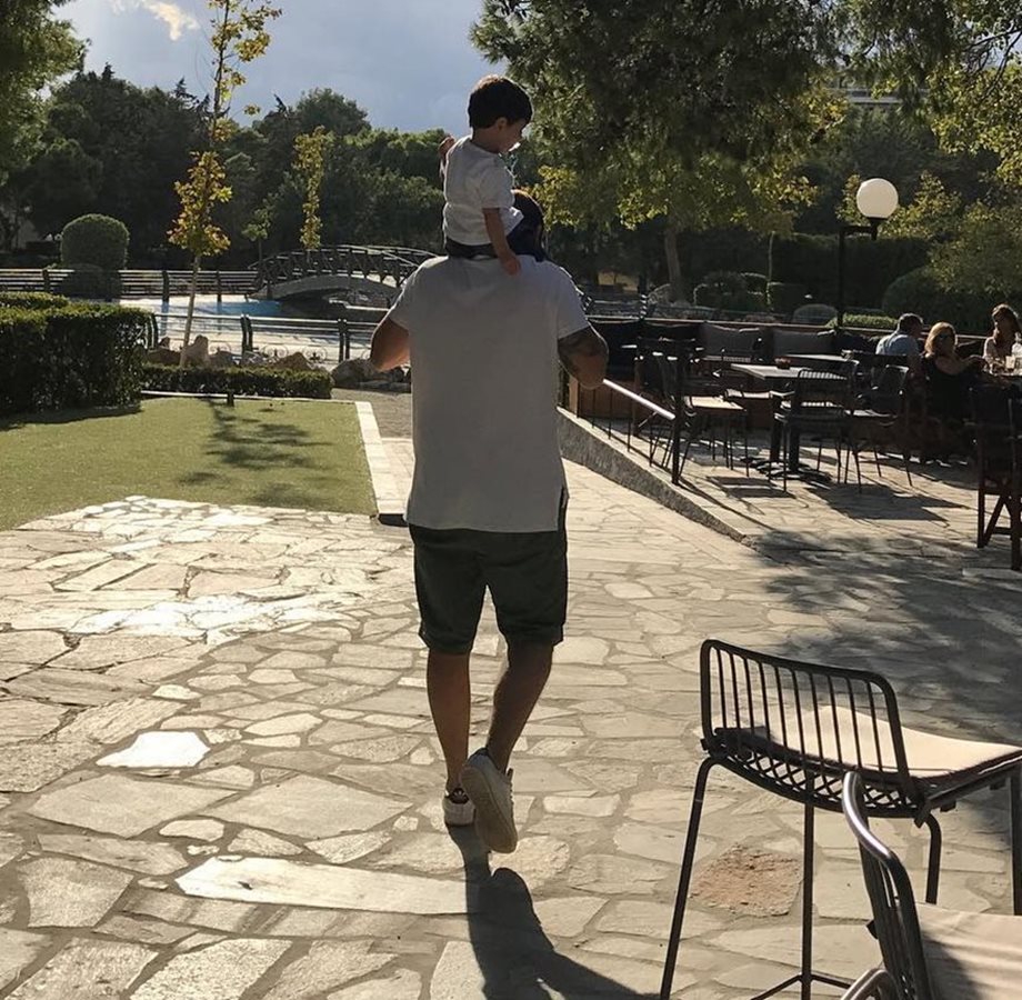 Βασίλης Λιάτσος: Μας δείχνει το εντυπωσιακό σαλόνι του σπιτιού του αγκαλιά με τον οχτώ μηνών γιο του 