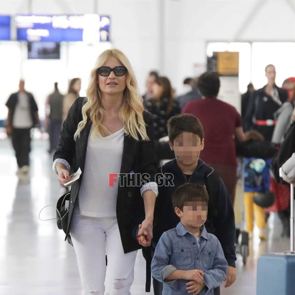 Φαίη Σκορδά: Στο αεροδρόμιο με τα αγόρια της!