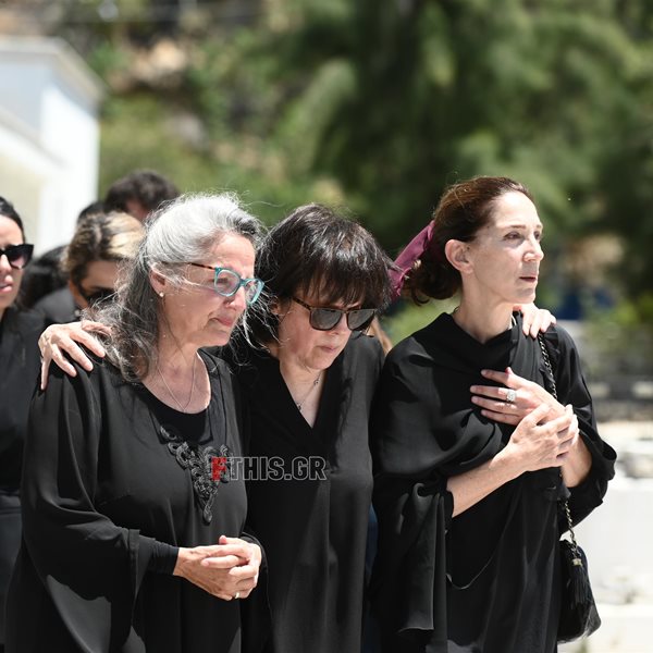 Κηδεία Νόνικας Γαληνέα: Συντετριμμένες οι κόρες της στο τελευταίο "αντίο"