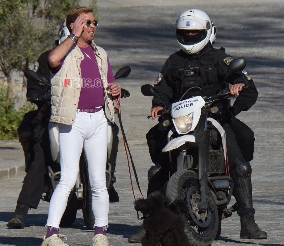 Paparazzi! Λάκης Γαβαλάς: Πήγε βόλτα τα σκυλιά του και έπεσε σε μπλόκο αστυνομικών