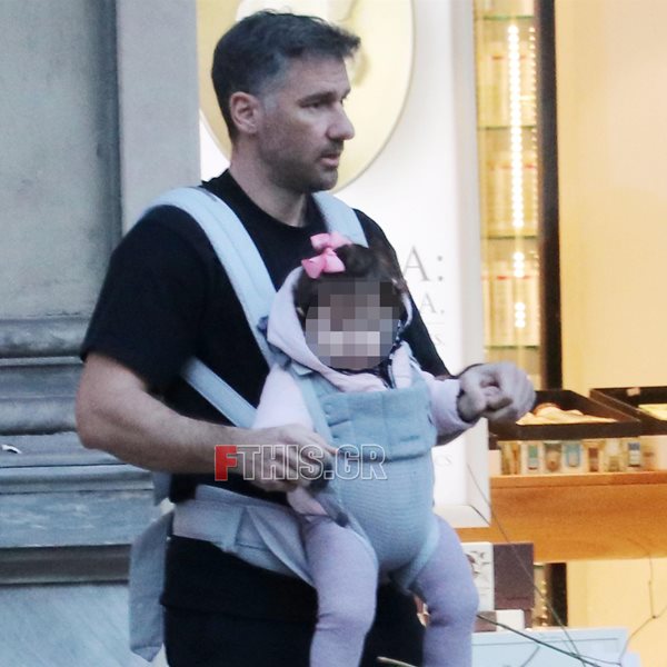 Paparazzi! Γιούρκας Σεϊταρίδης: Βόλτα με την κορούλα του στο κέντρο της Αθήνας (Photos)