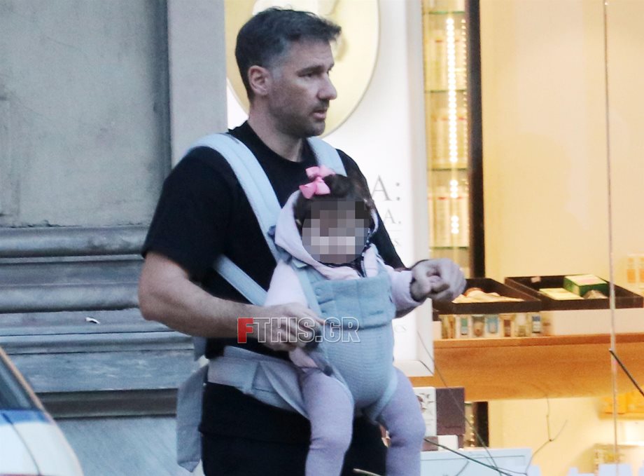 Paparazzi! Γιούρκας Σεϊταρίδης: Βόλτα με την κορούλα του στο κέντρο της Αθήνας (Photos)