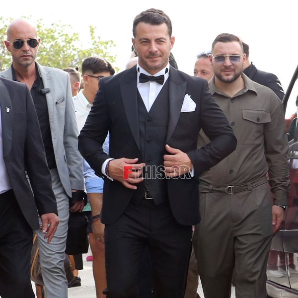 Γιώργος Αγγελόπουλος: Έφτασε στην εκκλησία για τον γάμο του! Οι πρώτες φωτογραφίες 