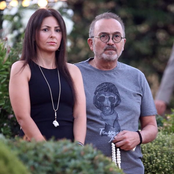 Φωτιά στη Βούλα: Ο Σταμάτης Γονίδης με τη σύζυγό του Κατερίνα Κουργιουξίδου άφησαν το σπίτι τους