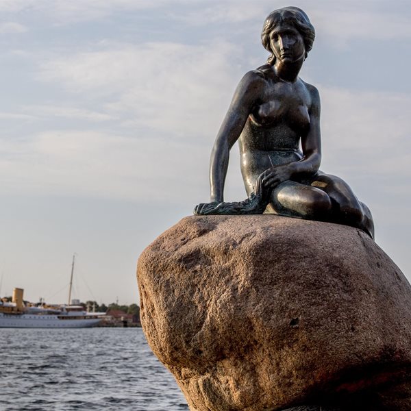  Δανία: Βανδάλισαν τη Μικρή Γοργόνα της Κοπεγχάγης ζωγραφίζοντας τη σημαία της Ρωσίας