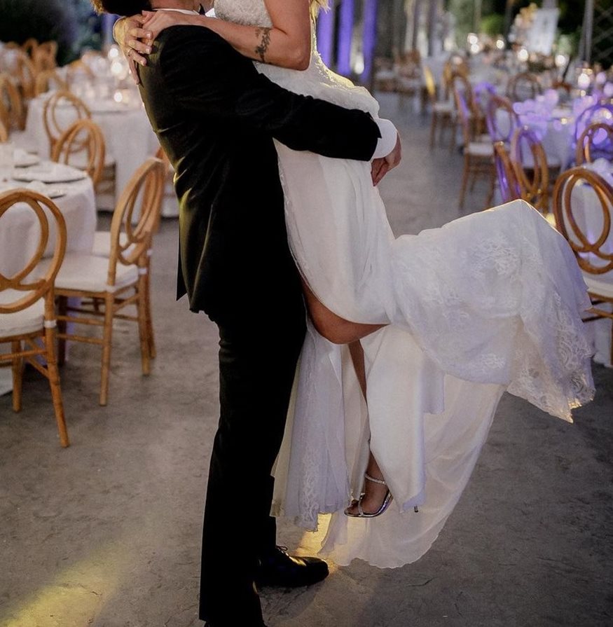 Παντρεύτηκε γνωστός τραγουδιστής στην Κύπρο: Οι πρώτες φωτογραφίες από τον παραμυθένιο γάμο 