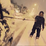 Απίστευτο! Δείτε τον Πάνο Βλάχο να κάνει σκι στους δρόμους του Χαλανδρίου