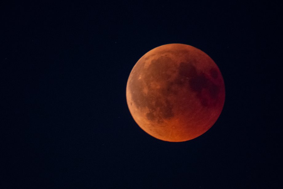 Έρχεται η μεγαλύτερη έκλειψη σελήνης του αιώνα – Οι φόβοι και οι καταστροφικές προφητείες γύρω από το κόκκινο φεγγάρι