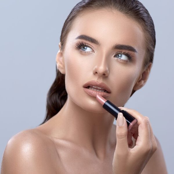Nude lipstick: Bρες την απόχρωση που σου ταιριάζει και ενίσχυσε το φυσικό χρώμα των χειλιών σου