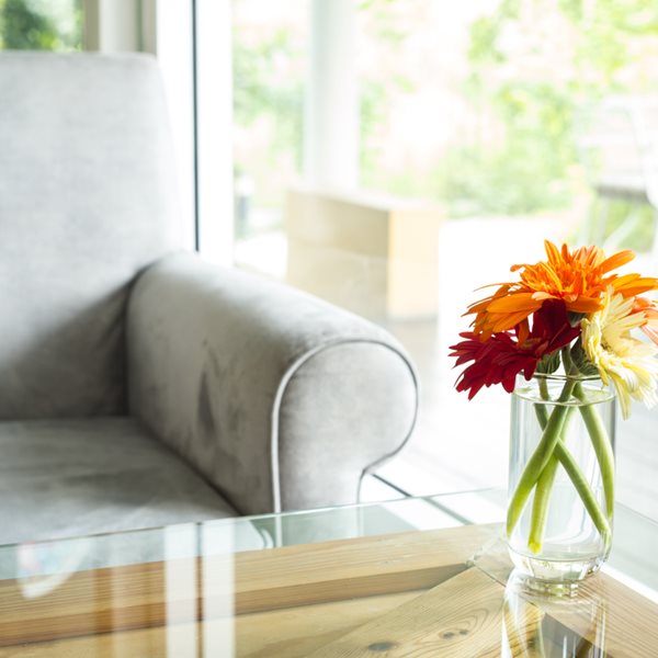 Πώς να διακοσμήσεις το γυάλινο τραπέζι στο σαλόνι σου - Οι 3 chic ιδέες