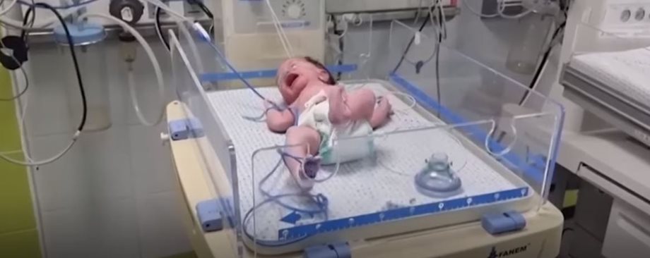 Πόλεμος Ισραήλ: Γιατροί ξεγέννησαν μωρό από την τραυματισμένη μητέρα του (Βίντεο)