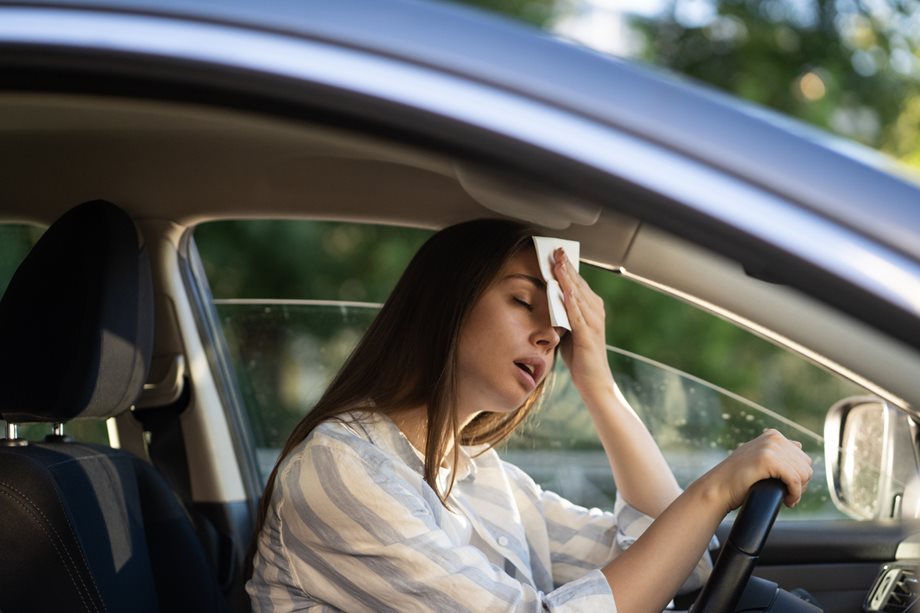 Καύσωνας: Τα 6 πράγματα που απαγορεύεται να αφήσεις στο αμάξι! Τα δύο μπορεί να εκραγούν