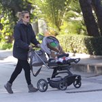 Paparazzi: Η Βίκυ Καγιά σε πρωινή έξοδο με τον ενός έτους γιο της