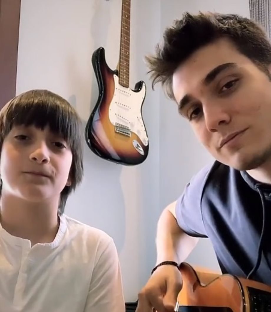 Γιάννης Πλούταρχος: Δείτε τον μικρό του γιο να ερμηνεύει το τραγούδι του αδερφού του, Γιώργου Κακοσαίου