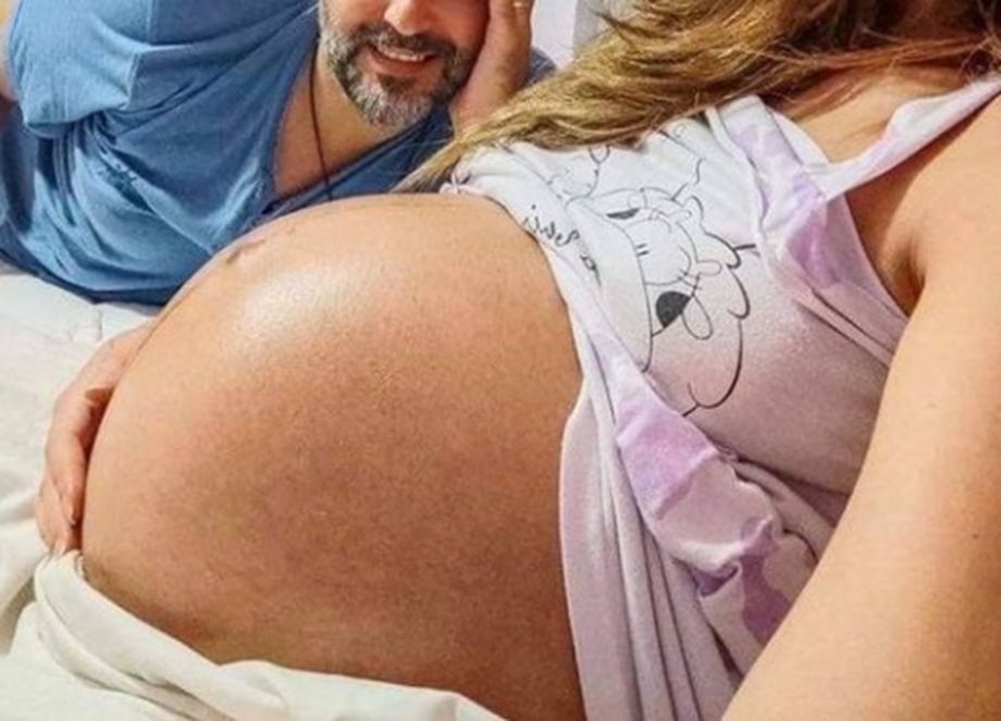 Ζευγάρι της ελληνικής showbiz ανυπομονεί να αποκτήσει το πρώτο του παιδί: “Σε περίπου 20 μέρες θα είμαστε και οι τρεις μας...”
