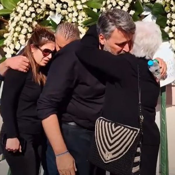 Γιάννης Καλλιάνος: Συντετριμμένος στην κηδεία του πατέρα του 
