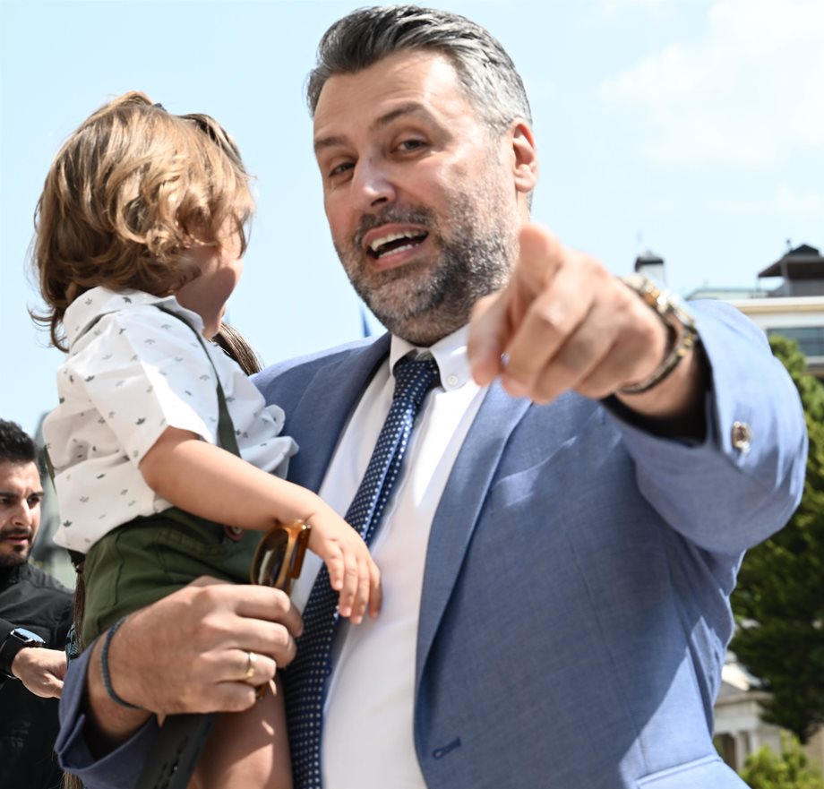Γιάννης Καλλιάνος: Η συγγνώμη μετά την ορκωμοσία της Βουλής, "Το δικό μου μωρό έκλαιγε"