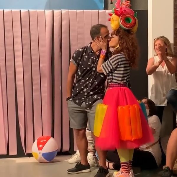 Καλό Μεσημεράκι: Δημοσίευσαν καρέ - καρέ τη στιγμή που η Ματίνα Νικολάου γυρνάει την κάμερα και φιλάει τον σύντροφό της, όπως η Μενεγάκη τον Παντζόπουλο
