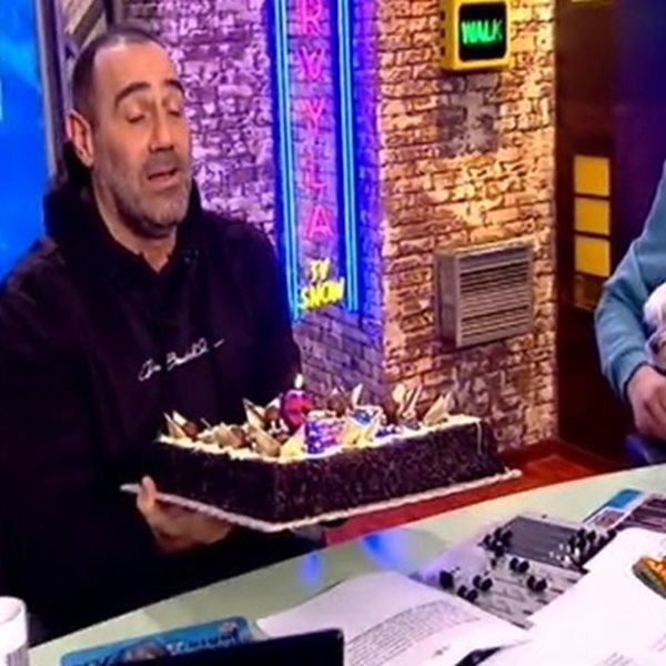 Ράδιο Αρβύλα: Η on air έκπληξη στον Αντώνη Κανάκη για τα γενέθλιά του - Αποκάλυψε την ηλικία του