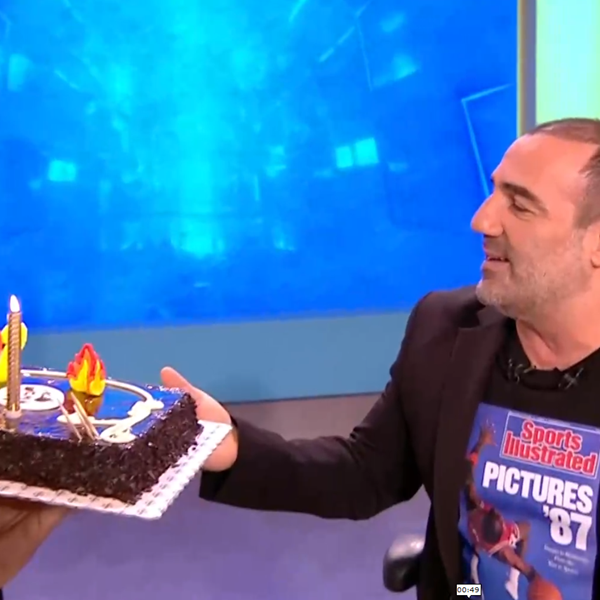 Ράδιο Αρβύλα: Η on air έκπληξη στον Αντώνη Κανάκη για τα γενέθλιά του - Η ατάκα της κόρης του για την ηλικία του