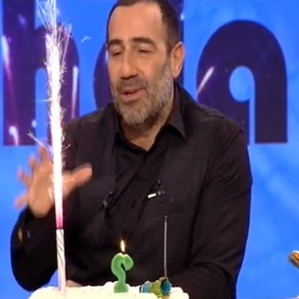 Ράδιο Αρβύλα: Γενέθλια για τον Αντώνη Κανάκη – Η “αποτυχημένη” έκπληξη on air 