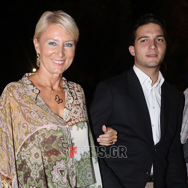 Νατάσα Παζαΐτη: Σπάνια βραδινή εμφάνιση με τον γιο της, Αλέξανδρο Καραμανλή (Φωτο)
