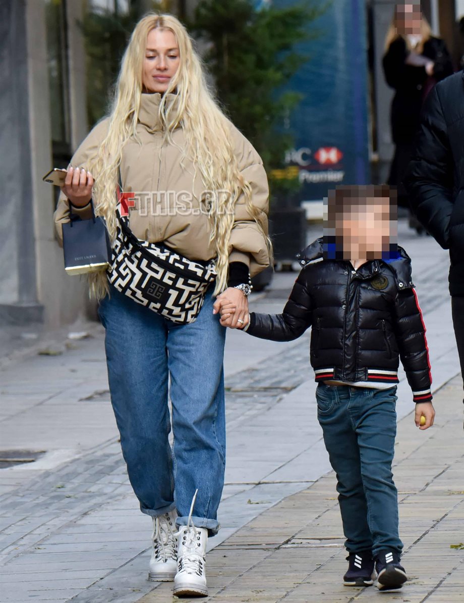 Paparazzi! Βικτώρια Καρύδα: Βόλτα στο κέντρο της Αθήνας με το γιο της
