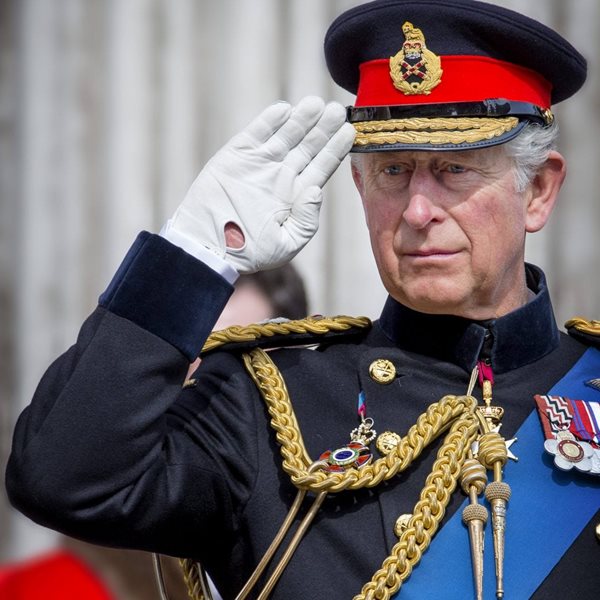 Πρίγκιπας Κάρολος: “Είναι πολύ άκαμπτος, πολύ ντεμοντέ ως πατέρας του Γουίλιαμ και του Χάρι”