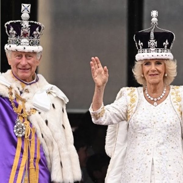 Βασιλιάς Κάρολος & Καμίλα: Ο χαιρετισμός στο μπαλκόνι με όλη την οικογένεια! Η ηχηρή απουσία του Χάρι