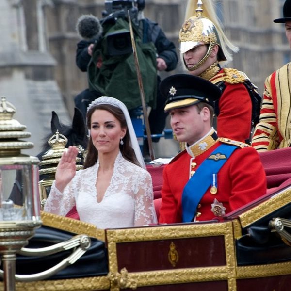 Πρίγκιπας William: Τι ψιθύρισε στην Kate Middleton όταν την είδε στην εκκλησία με το νυφικό;