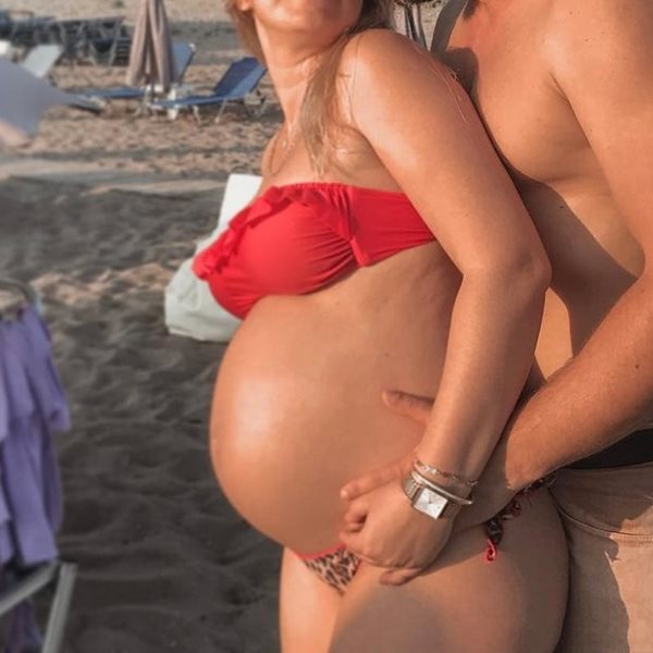Ελληνίδα ηθοποιός μπήκε στον ένατο μήνα της εγκυμοσύνης της και ποζάρει με τον σύζυγο και το μαγιό της  