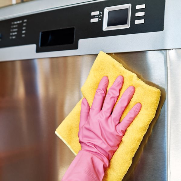 Μυρίζει το πλυντήριο πιάτων; Τα 4 tips για επαγγελματικό καθαρισμό