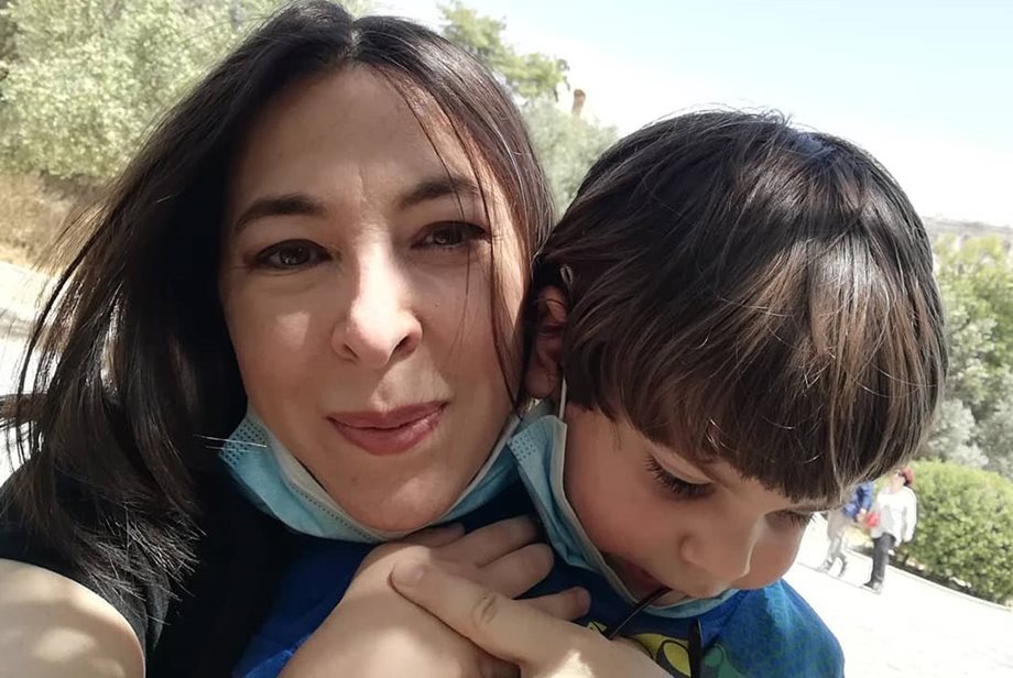 Αλίκη Κατσαβού: Απαθανατίζει τον 4χρονο Φοίβο Βουτσά πάνω σε πόνυ 
