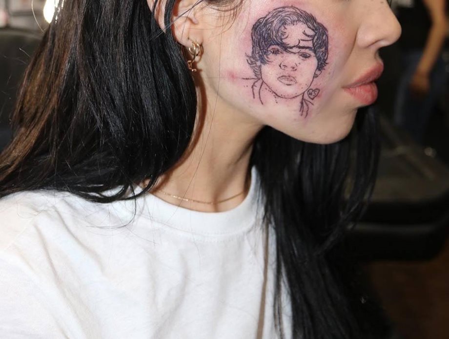Έκανε στο μάγουλό της τατουάζ το πρόσωπο γνωστού τραγουδιστή και μας το αποκάλυψε μέσω Instagram
