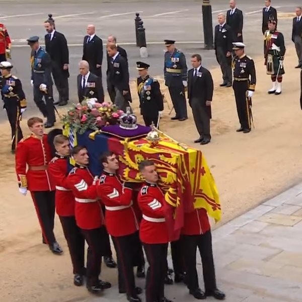 Κηδεία Βασίλισσας Ελισάβετ: Ολοκληρώθηκε η νεκρική πομπή – Έφτασε στο Αββαείο του Γουεστμίνστερ η σορός 