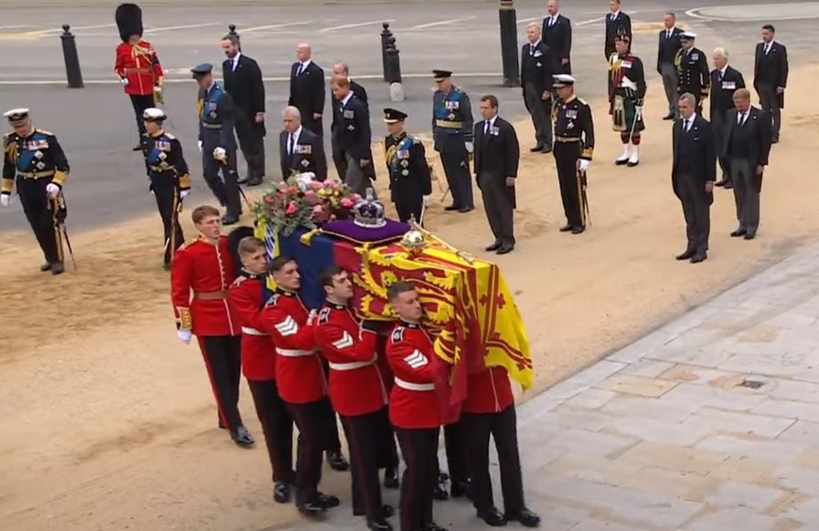 Κηδεία Βασίλισσας Ελισάβετ: Ολοκληρώθηκε η νεκρική πομπή – Έφτασε στο Αββαείο του Γουεστμίνστερ η σορός 