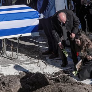 Κηδεία Στάθη Τσιτλακίδη: Η σύντροφός του κατέρρευσε την ώρα της ταφής του 