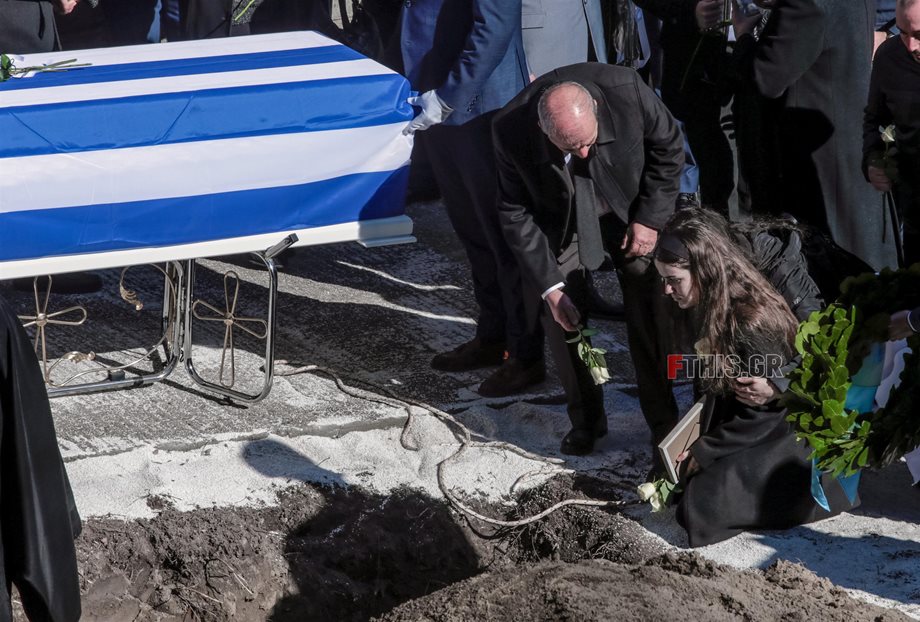 Κηδεία Στάθη Τσιτλακίδη: Η σύντροφός του κατέρρευσε την ώρα της ταφής του 