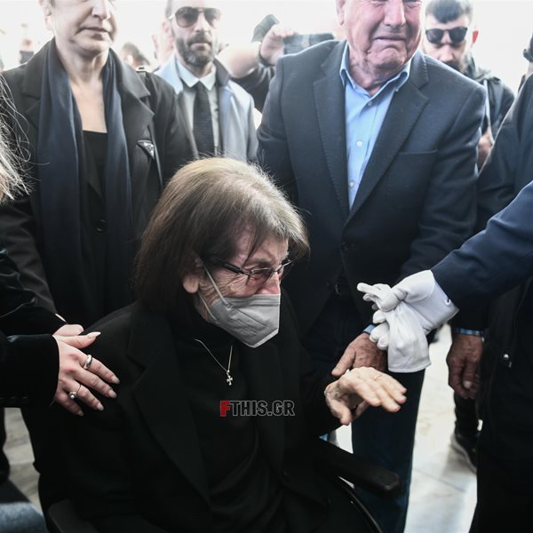 Νίκος Ξανθόπουλος: Θλίψη στην κηδεία του – Συντετριμμένη η σύζυγος του