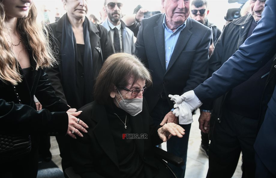Νίκος Ξανθόπουλος: Θλίψη στην κηδεία του – Συντετριμμένη η σύζυγος του