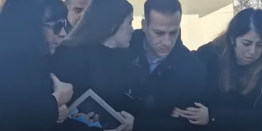 Κηδεία Στάθη Τσιτλακίδη: Υποβασταζόμενη η σύντροφός του στην εκκλησία - Κρατούσε φωτογραφία τους στα χέρια της