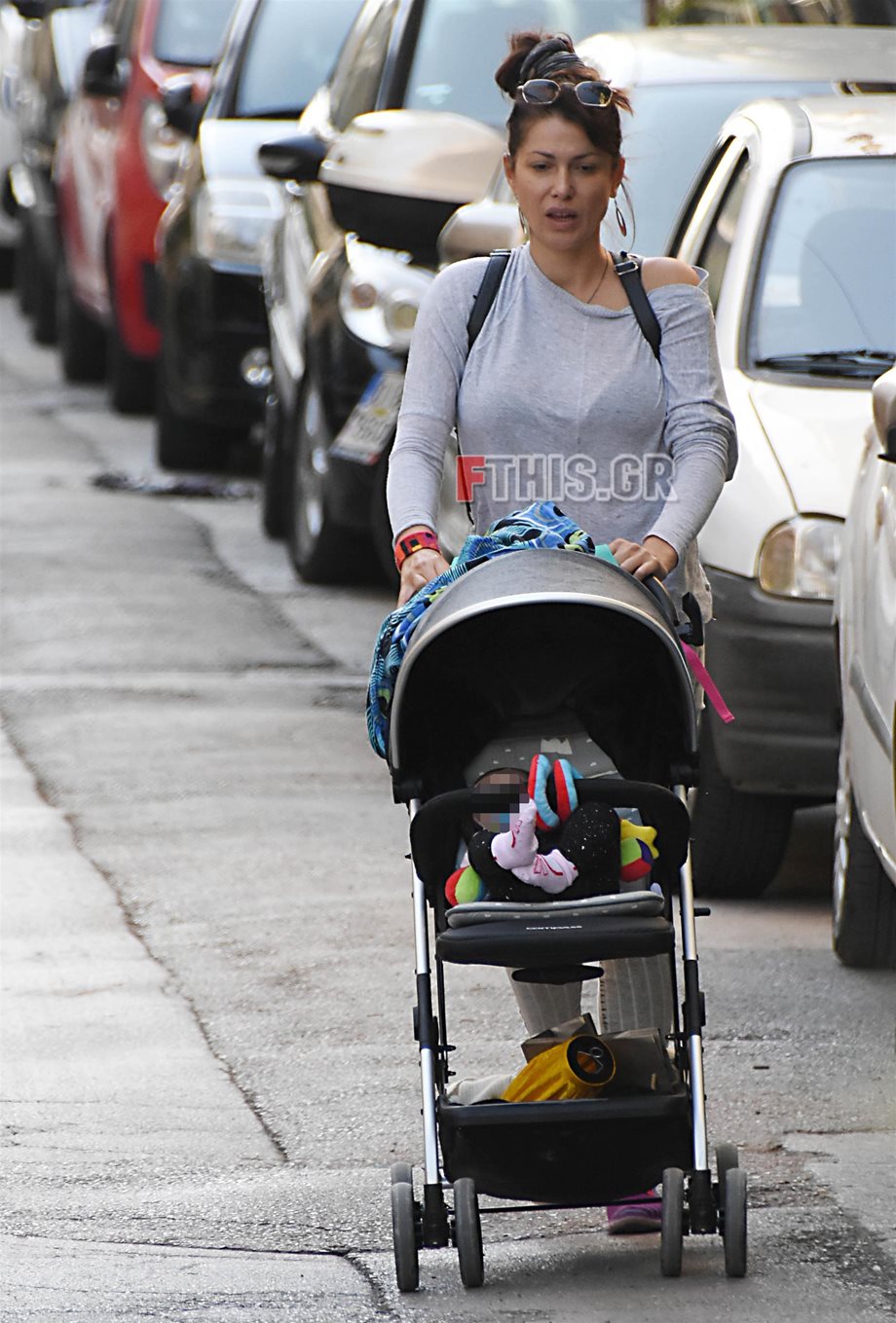 Paparazzi! Κλέλια Ρένεση: Χαλαρή βόλτα με την 4μηνών κόρη της!
