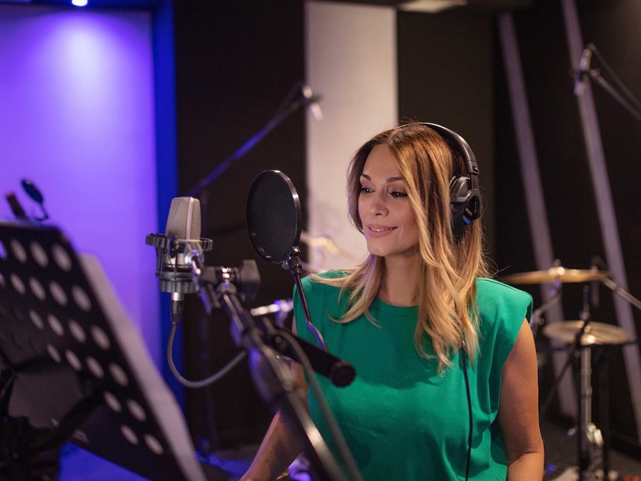 Έλλη Κοκκίνου: Στο studio ηχογράφησης για το νέο της τραγούδι