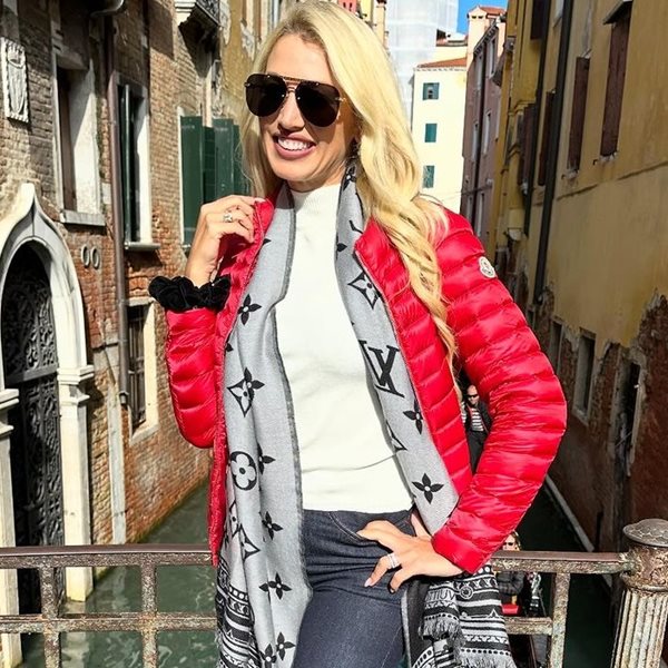 Κωνσταντίνα Σπυροπούλου: Πήγε στην Ιταλία με το πιο κατάλληλο χρώμα στα νύχια της! Δες γιατί