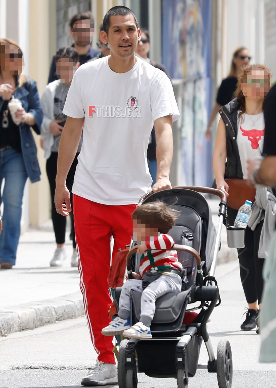 Paparazzi! Σωτήρης Κοντιζάς: Βόλτα με το γιο του στο κέντρο της Αθήνας